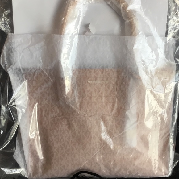 Michael Kors Mercer Large Saffiano Leather Tote Bag(unopened) Color is Cider - Picture 2 of 2